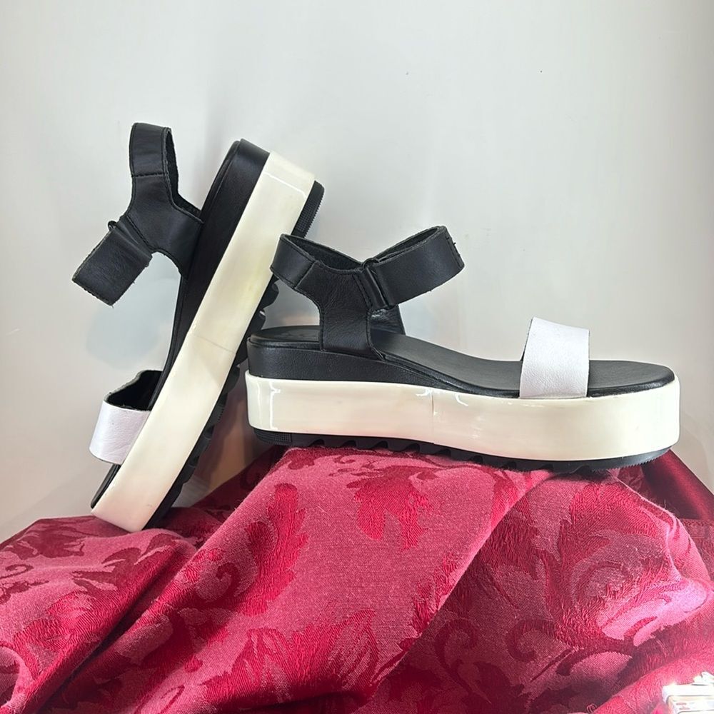 SOREL Cameron Black and White 2 1/2 inch‎ Platform Sandals W 6 1/2